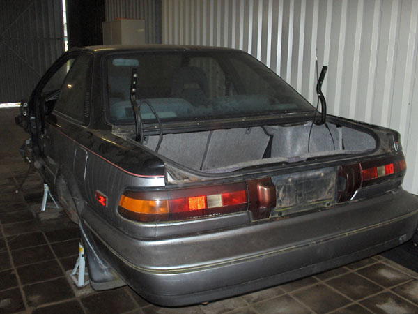 achterkant deels gedemonteerde Corolla GT-S