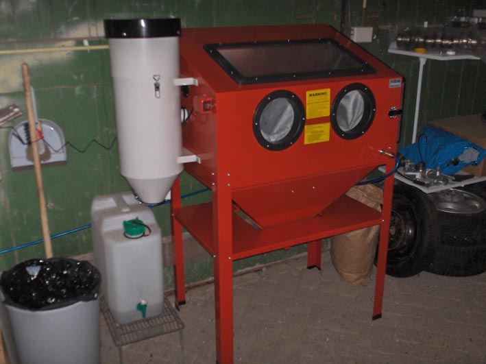 Sandblasting cabinet with air filtration